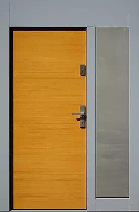 Drzwi zewnętrzne wejściowe z nieotwieraną nadstawką górną i szkloną dostawką boczną.