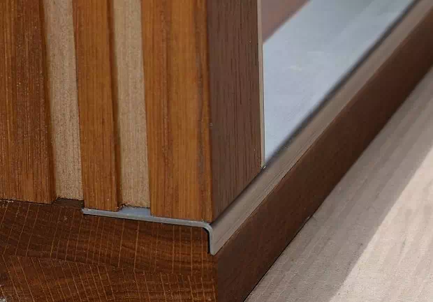 Próg drewniany do drzwi zewnętrznych okuty kątownikiem INOX