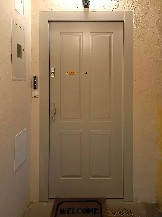 Widok elewacji domu z zamontowanymi drzwiami wzór 534,9 wymalowanymi w kolorze białe.